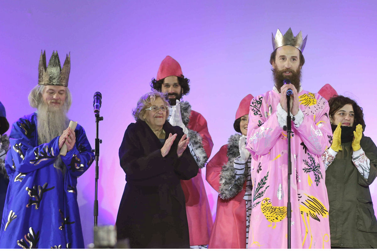 Alcaldesa de Madrid, Manuela Carmena, con los reyes magos en la cabalgata. (Foto: EFE)