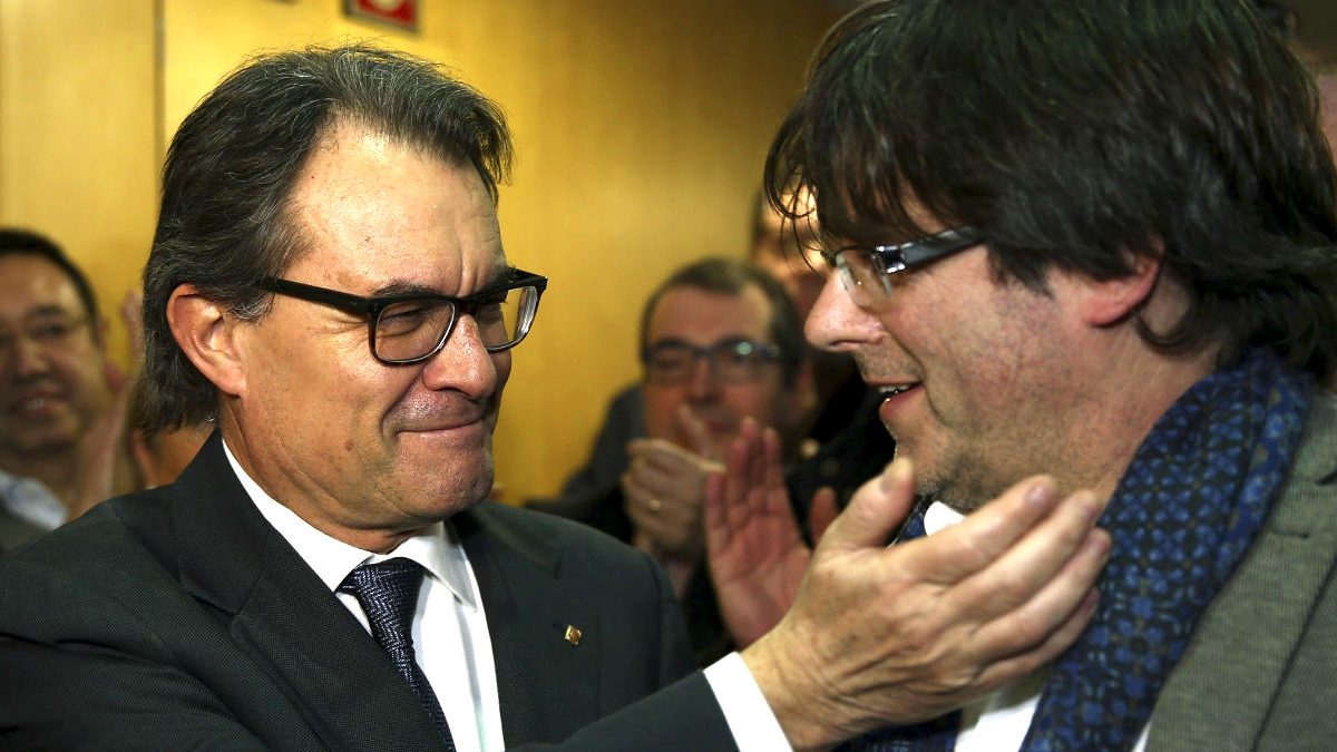 Mas saluda al presidente de la Generalitat, Carles Puigdemont (Foto: EFE).