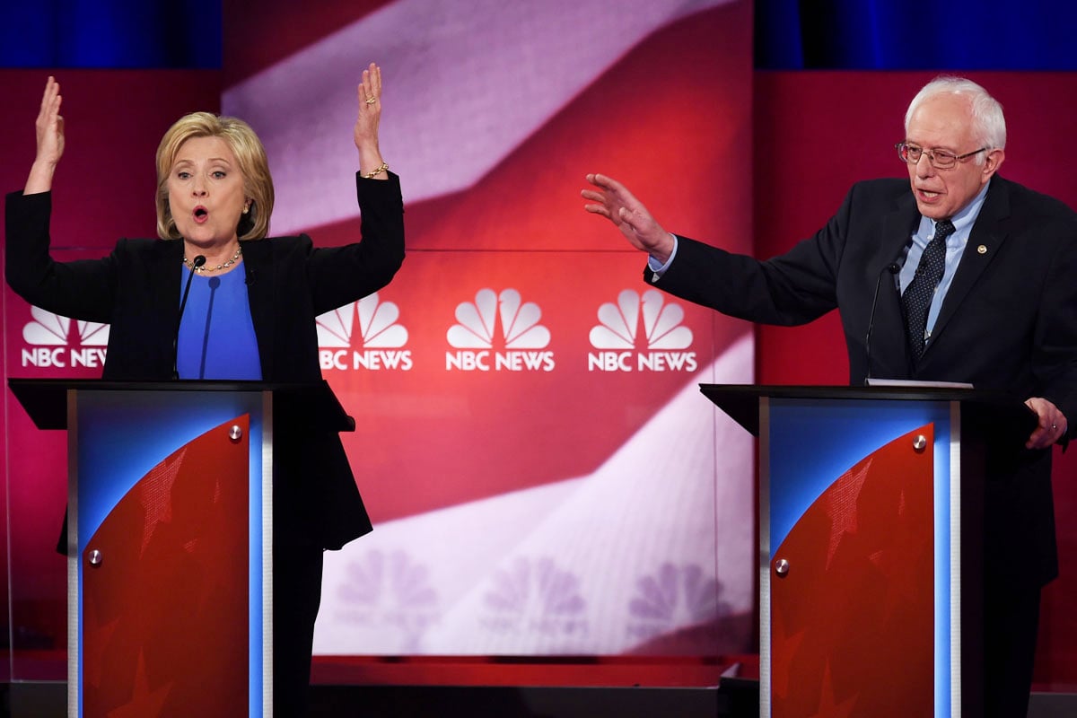 Clinton y Sanders durante un momento del debate. (Foto: AFP)