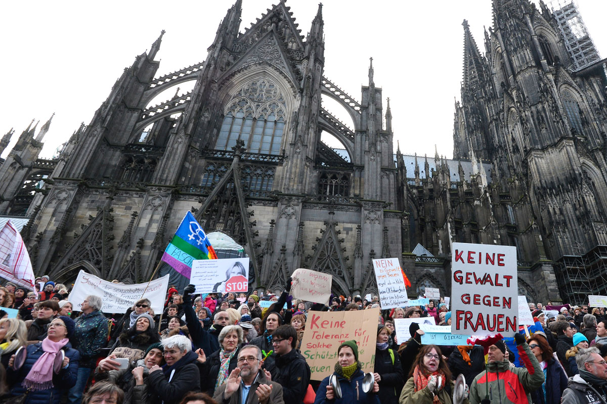 Protestas ante la catedral de Colonia. (Foto: AFP)