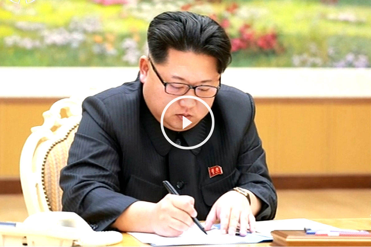 El líder norcoreano Kim Jong-un firma la autorización de la prueba de la bomba de hidrógeno (Foto: AFP).