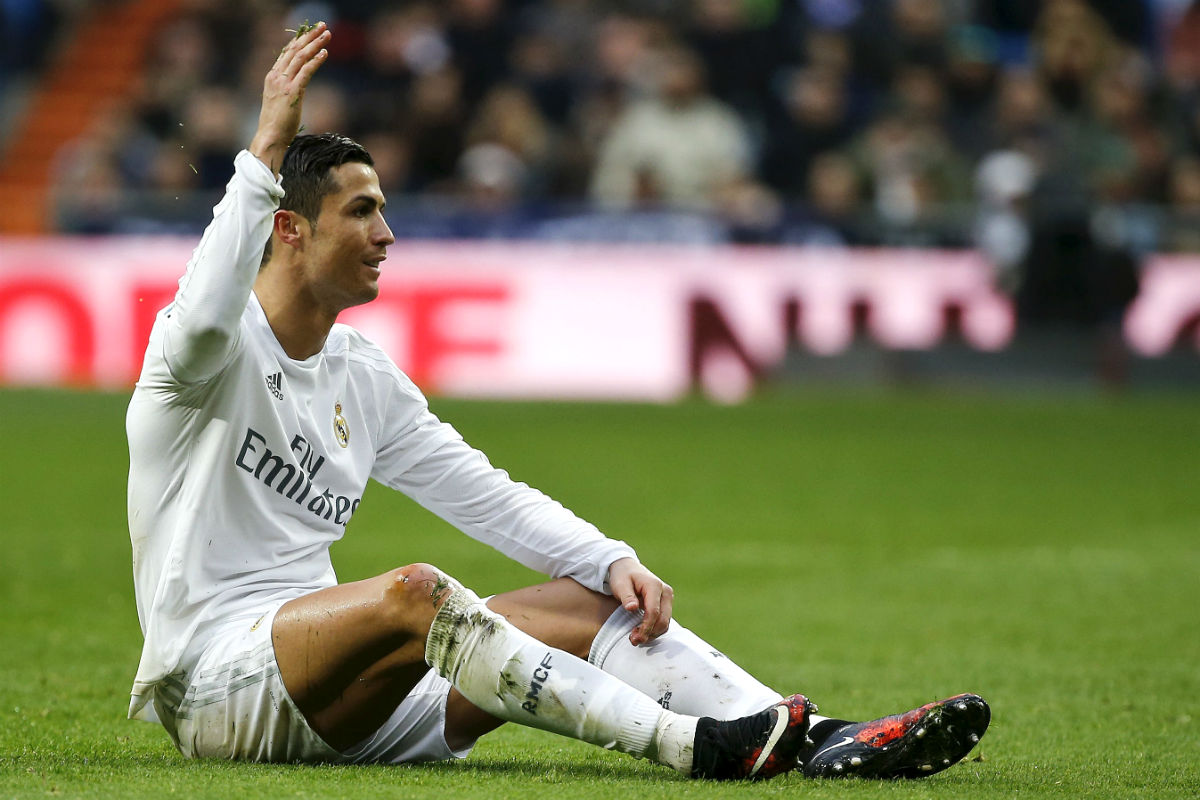 Cristiano, sentado en el césped del Bernabéu. (Reuters)