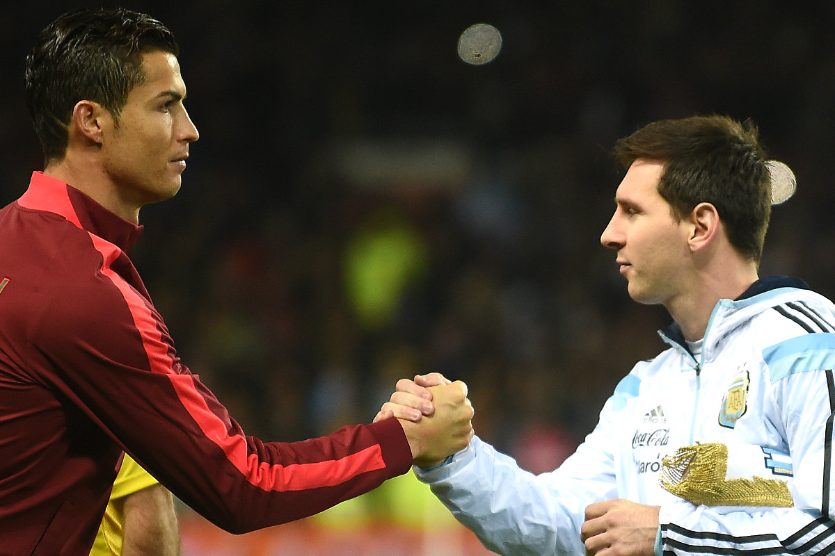 Cristiano y Messi se saludan durante el Portugal-Argentina. (AFP)