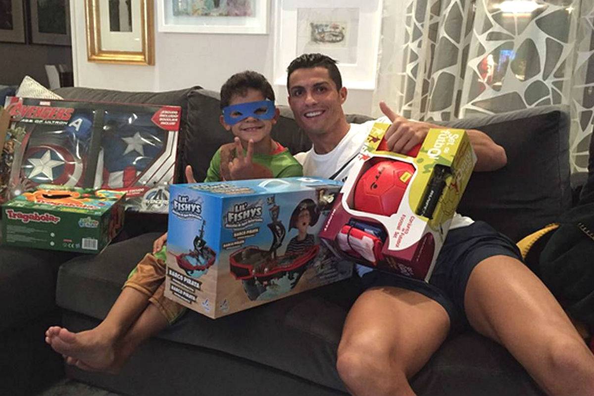 Cristiano, con los regalos de Reyes junto a su hijo en la noche del 5 de enero. (Instagram)