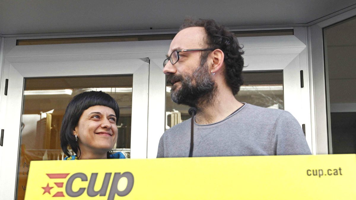 Los ex diputados de la CUP Anna Gabriel y Benet Salellas. (Foto: EFE)