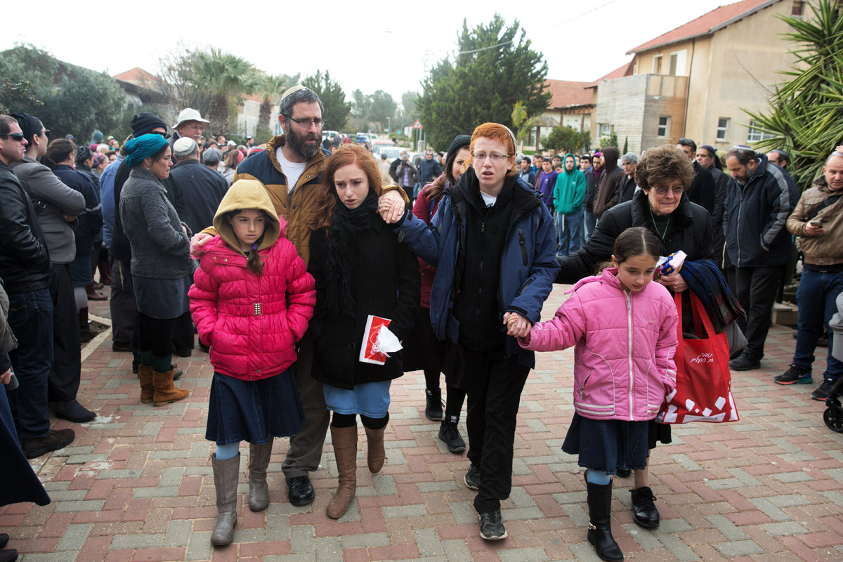 Marido e hijos de Dafna Meir, asesinada este domingo en su propia casa. (Foto: AFP)