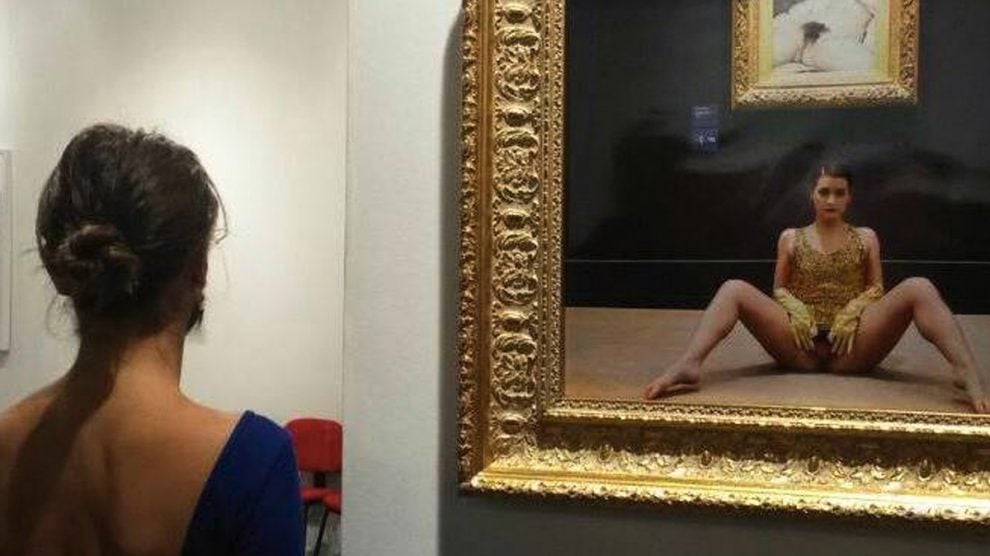 La artista desnuda frente a una obra de Courbet. (Foto: Facebook de Deborah de Robertis)