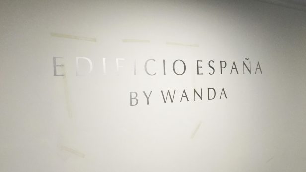 Pared de las oficinas de Wanda Madrid (Foto: ENRIQUE FALCÓN).