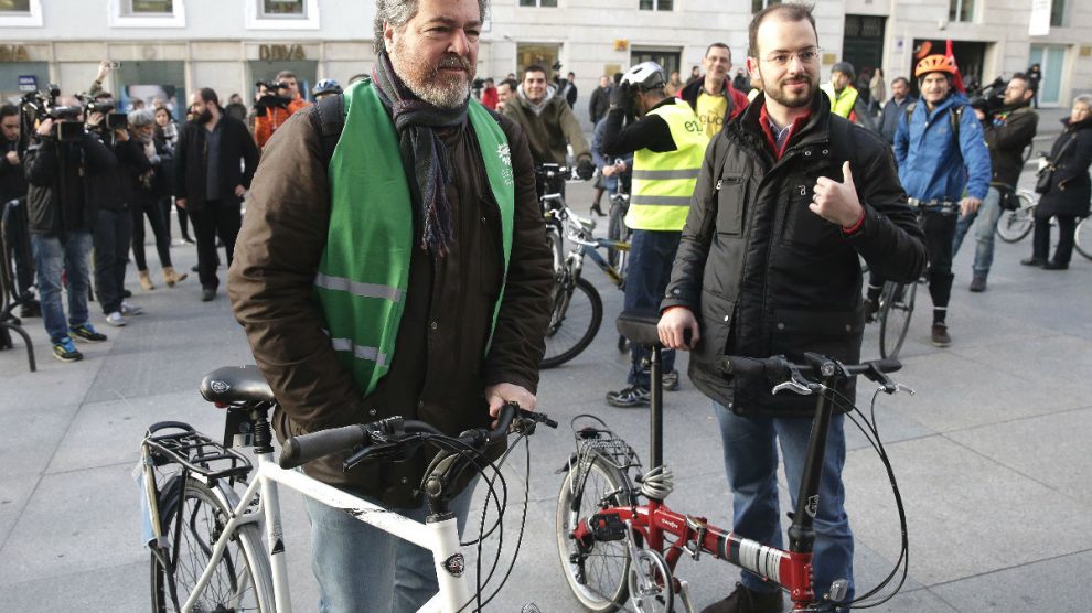 Los diputados electos de EQUO, Juantxo López de Uralde (i) y Jorge Luis Bail, pertenecientes al grupo parlamentario de Podemos, llegan en bicicleta a la sesión constitutiva de la Cámara para reivindicar una movilidad sostenible (Foto: Efe)