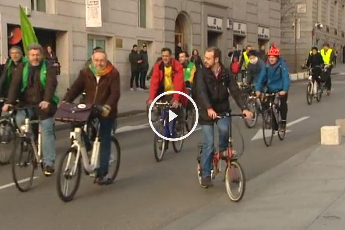 Los diputados electos de EQUO, pertenecientes al grupo parlamentario de Podemos, llegan en bicicleta a la sesión constitutiva de la Cámara para reivindicar una movilidad sostenible