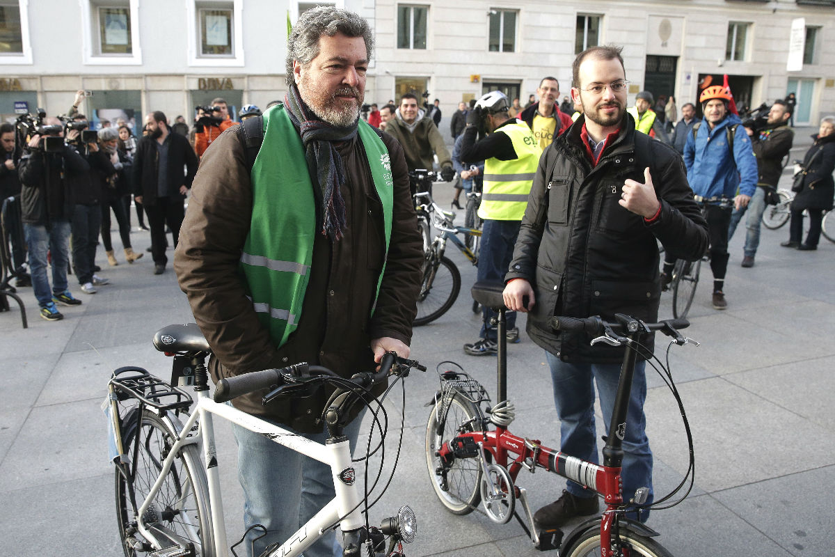 Los diputados electos de EQUO, Juantxo López de Uralde (i) y Jorge Luis Bail, pertenecientes al grupo parlamentario de Podemos, llegan en bicicleta a la sesión constitutiva de la Cámara para reivindicar una movilidad sostenible (Foto: Efe)