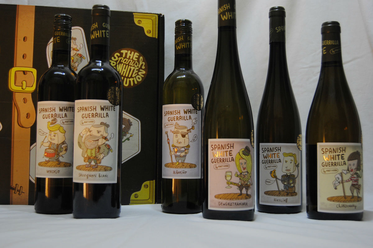 Spanish White Guerrilla es una colección de vinos blancos con etiqueta llamativa.