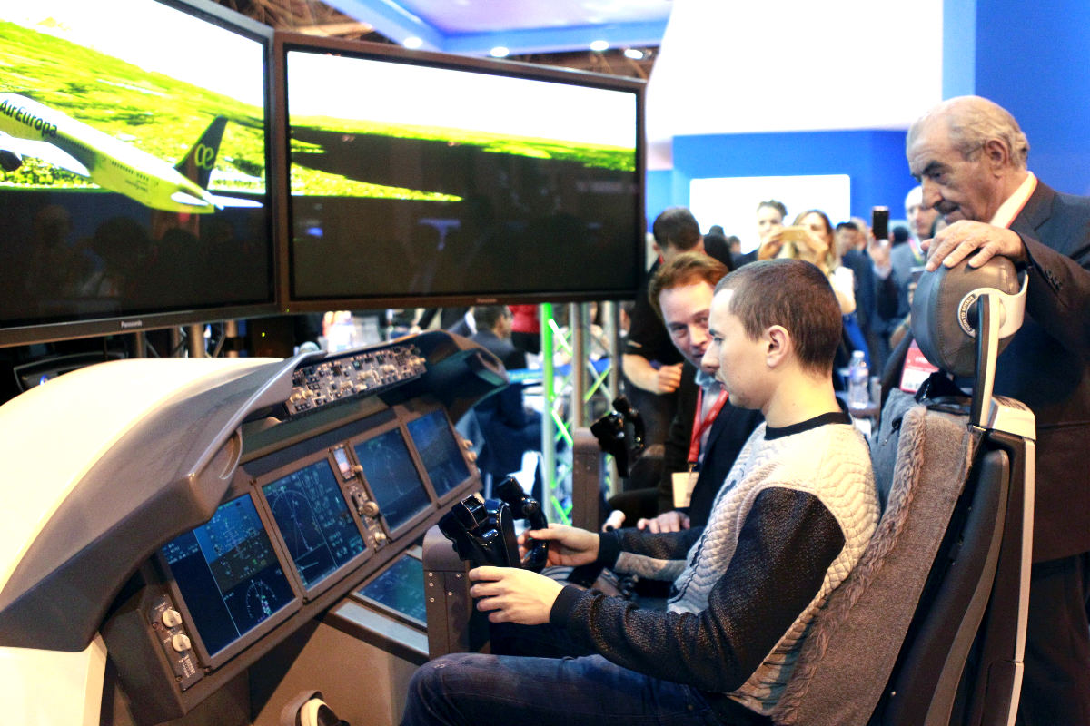 Jorge Lorenzo prueba un simulador en presencia de Juan José Hidalgo en el stand de Air Europa en Fitur (Foto: Efe).