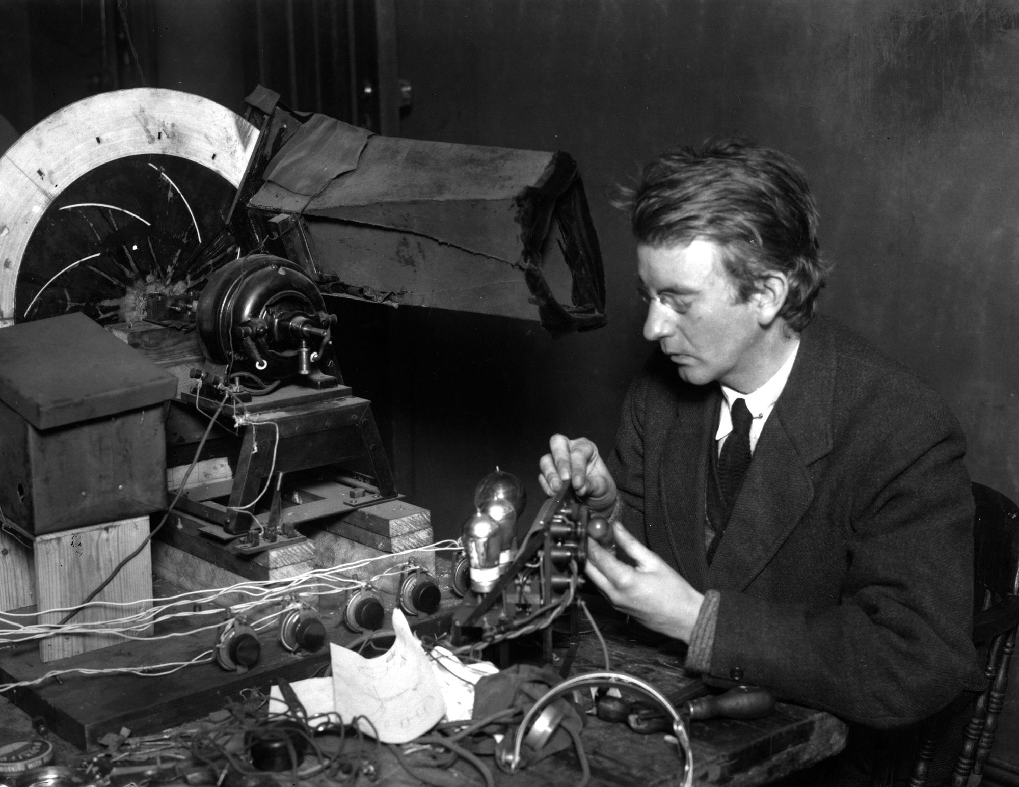 John Logie Baird, invento de la televisión mecánica.