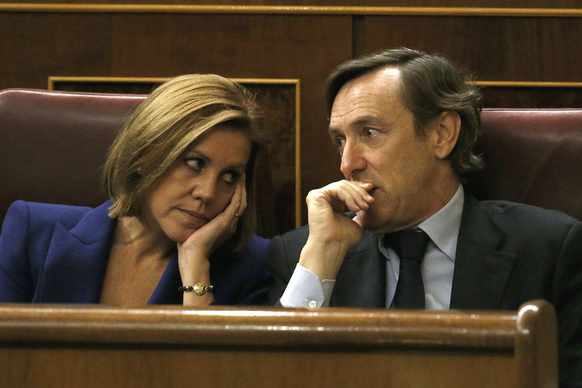 La secretaria general del PP, María Dolores de Cospedal y el portavoz parlamentario, Rafael Hernando, durante la sesión constitutiva del Congreso que supone la apertura de la XI Legislatura (Foto: Efe)