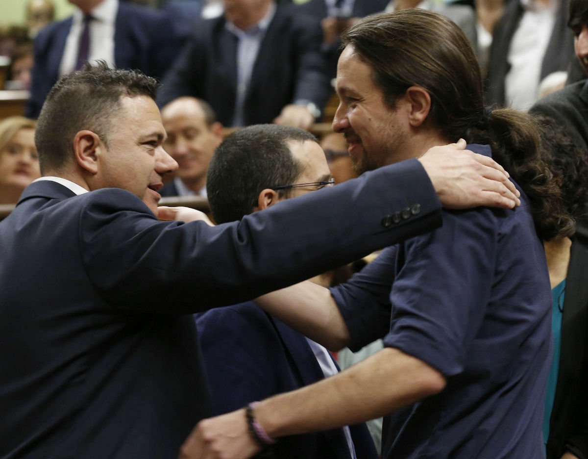 El líder de Podemos, Pablo Iglesias, saluda al diputado de su formación el guardia civil Juan Antonio Delgado (de la AUGC), en el Congreso. (Foto:EFE)