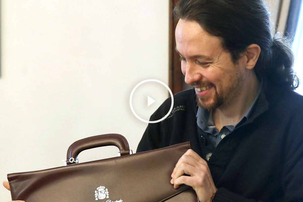 Pablo Iglesias recogiendo su cartera en el Congreso (Foto: Efe).