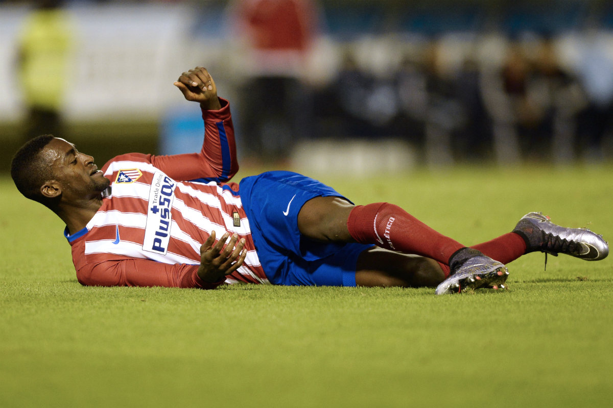 Jackson Martínez, en el suelo en un partido con el Atlético. (AFP)