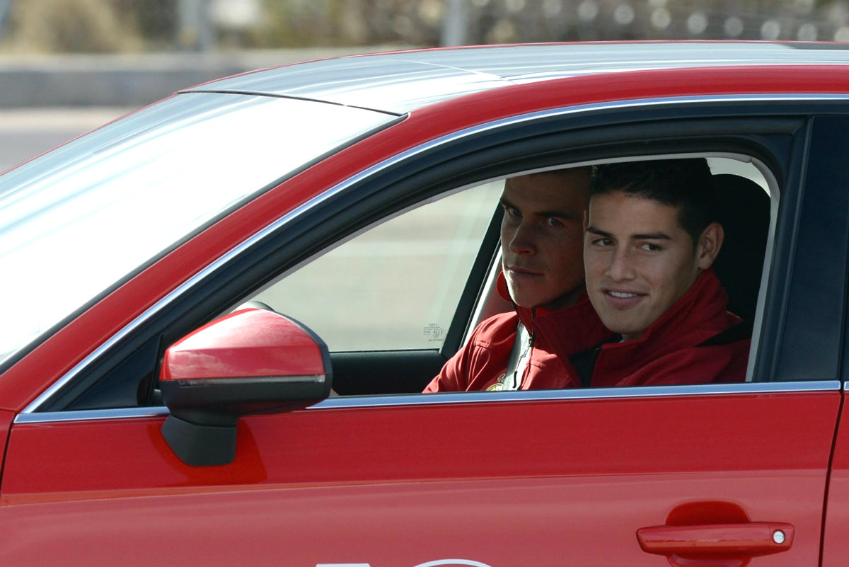 James, junto a Bale en la prueba de los Audi. (Getty)