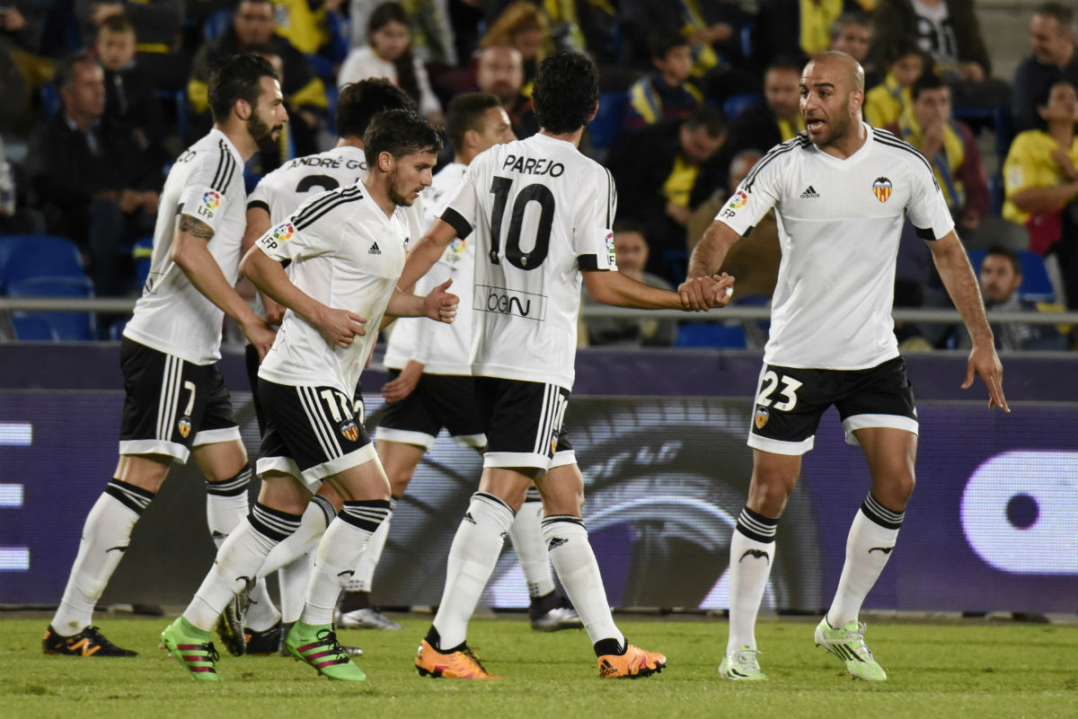 Los jugadores del Valencia celebran el gol de Rodrigo. (AFP)