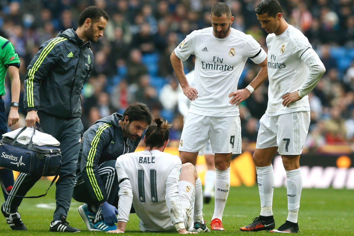 Benzema y Cristiano observan a Bale atendido en el suelo. (EFE)