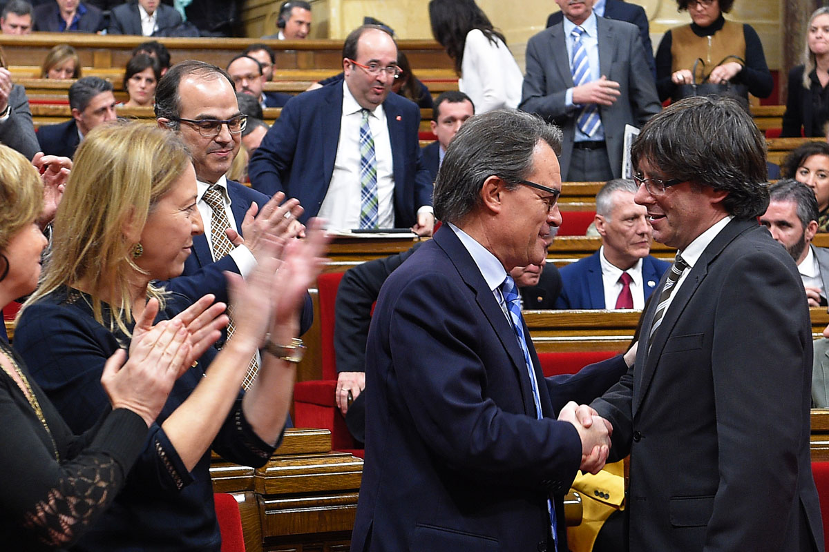 Mas felicita a Puigdemont tras lograr la investidura. (Foto: AFP)
