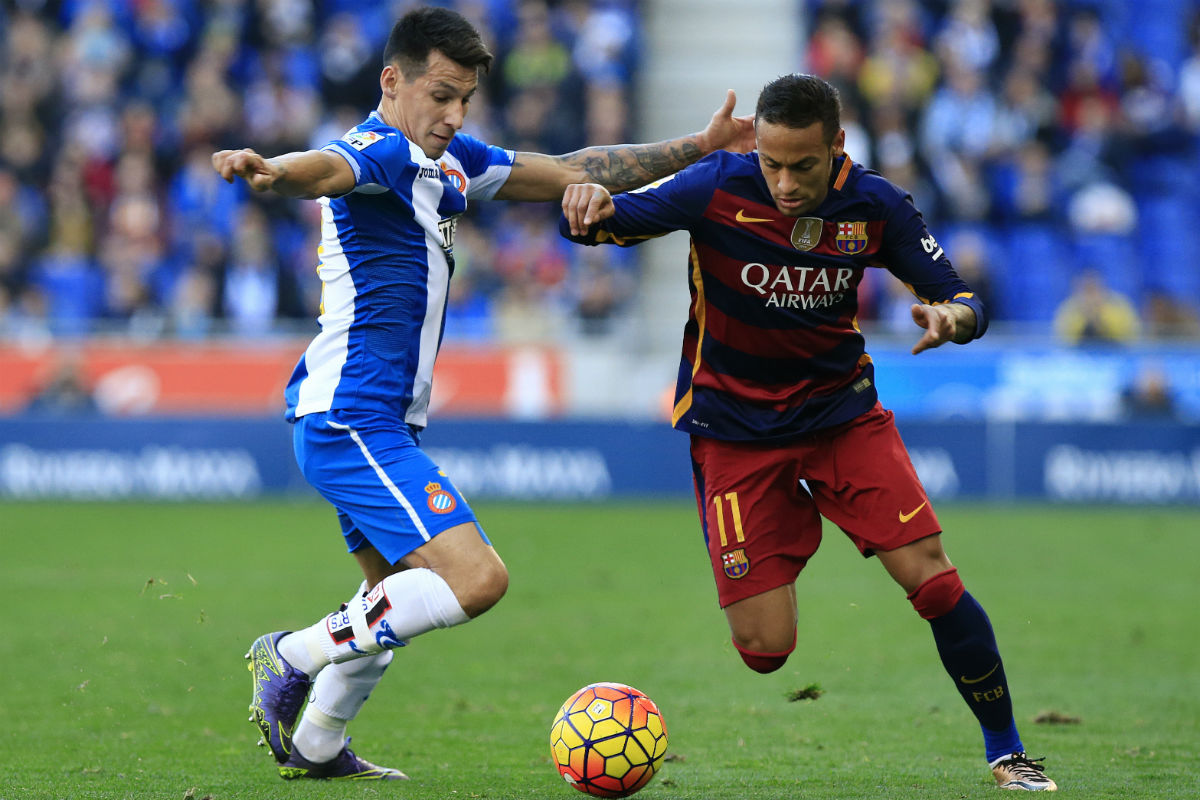 Neymar intenta un regate en el partido de Cornellà. (AFP)