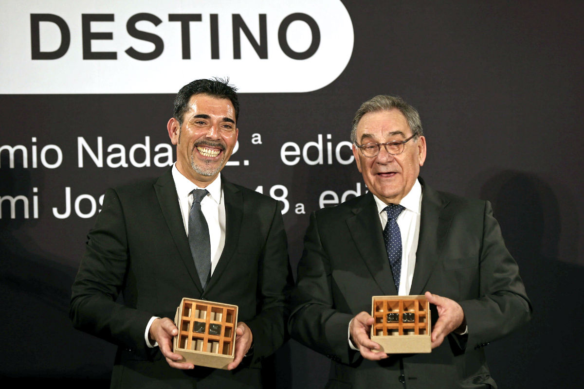 Víctor del Árbol y el ganador del premio Josep Pla, Lluís Foix (Foto: Efe).