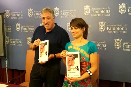 Maider Beloki junto al alcalde de Pamplona, Joseba Asirón.