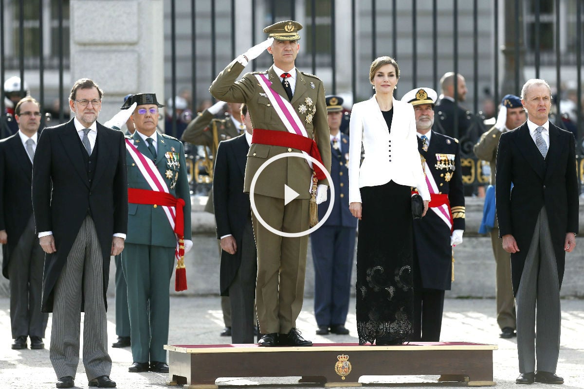 Los Reyes acompañados de Rajoy y Morenés en la Pascua Miltar (Foto: Efe).