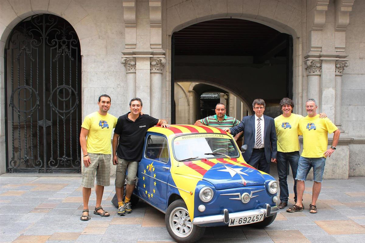 Carles Puigdemont se fotografía con el 600 independentista.