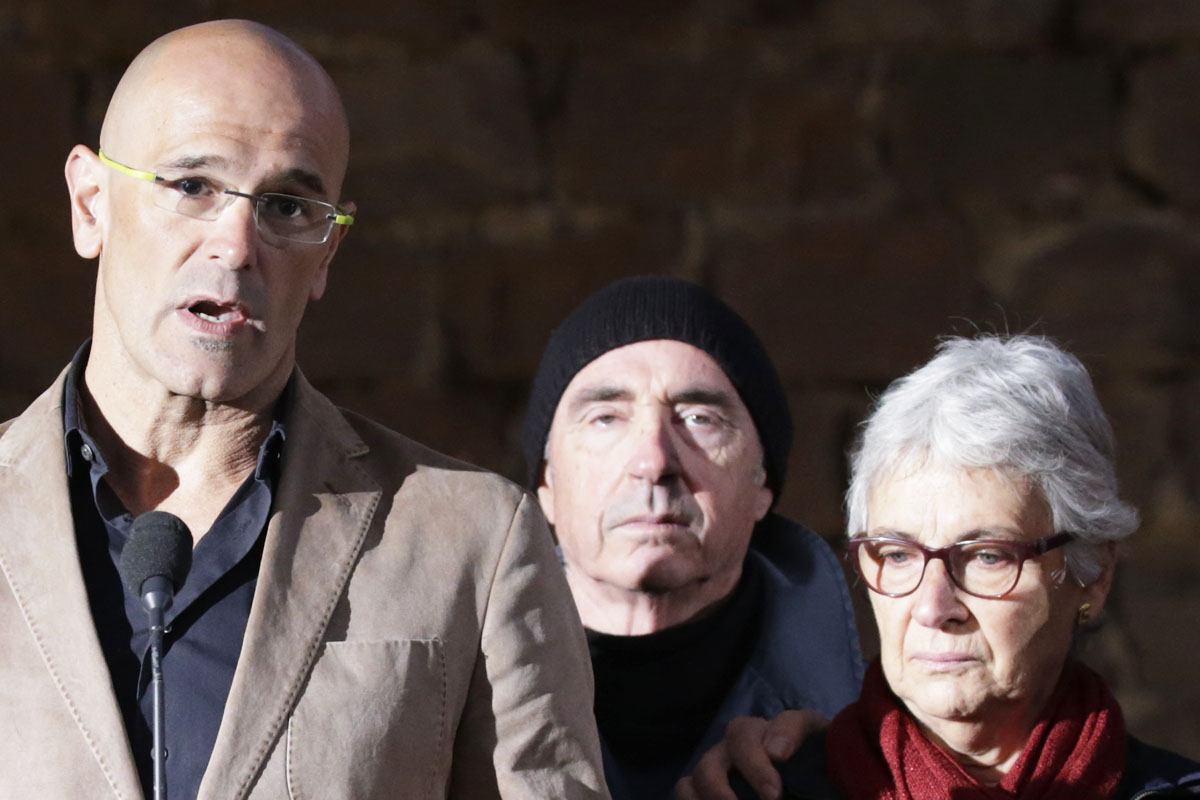 Muriel Casals junto a Raül Romeva. (Foto: AFP)