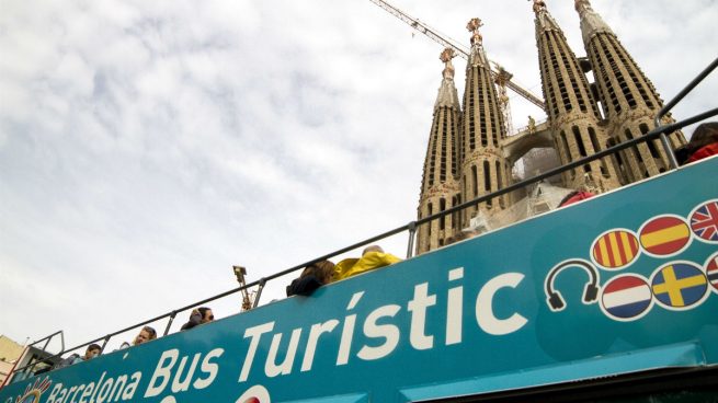 Autobús turístico frente a la Sagrada Familia de Barcelona (Foto: GETTY).