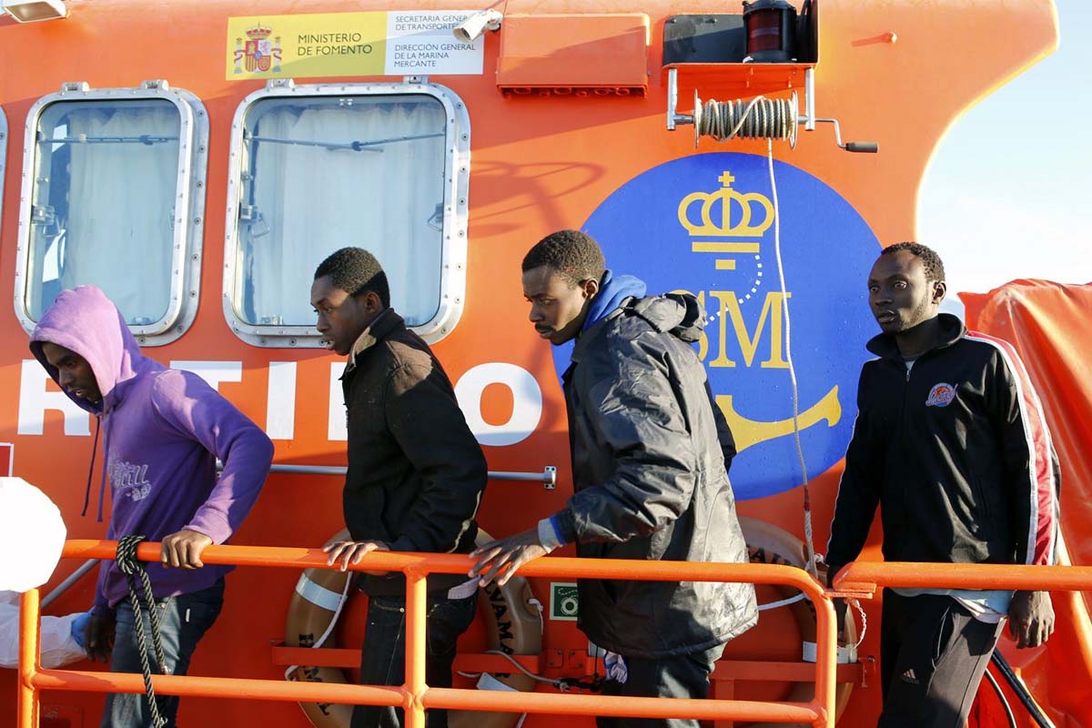 Varios inmigrantes subsaharianos rescatados por un buque de Salvamento Marítimo (Foto: EFE)
