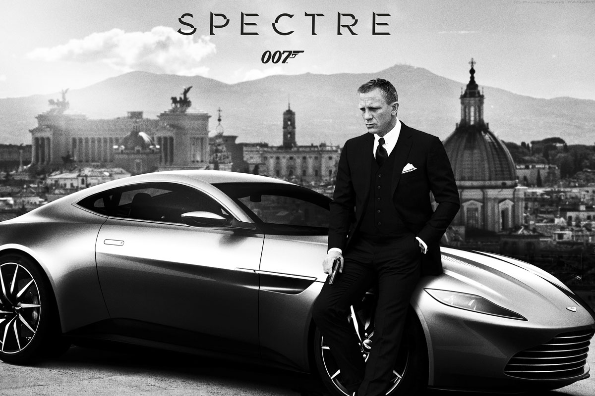 Daniel Craig junto a un Aston Martin DB10.