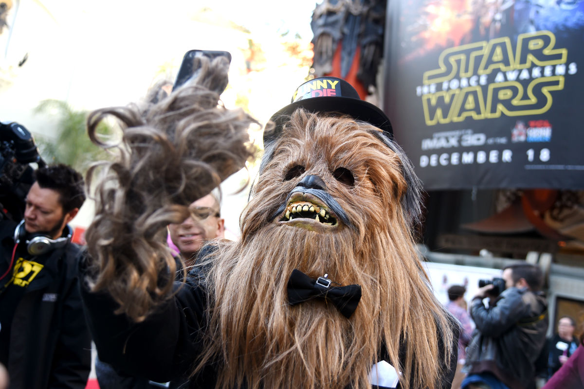 Un hombre caracterizado de Chewbacca en Hollywood (Foto: AFP).