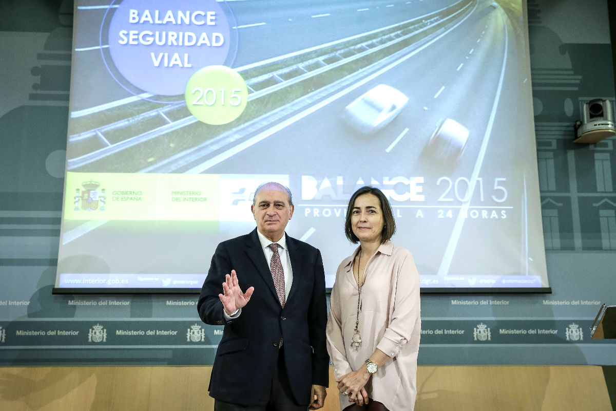 El ministro del Interior, Jorge Fernández Díaz, y la directora general de Tráfico, María Seguí, durante la presentación del balance de tráfico de 2015 (Foto: Efe).