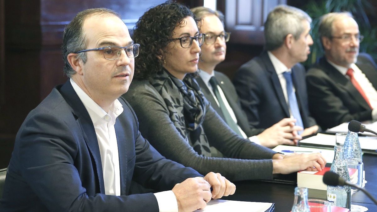 Los diputados de Junts pel Sí, Jordi Turull (i) y Marta Rovira (2i) durante una reunión celebrada en la mesa del Parlament (Foto: Efe)