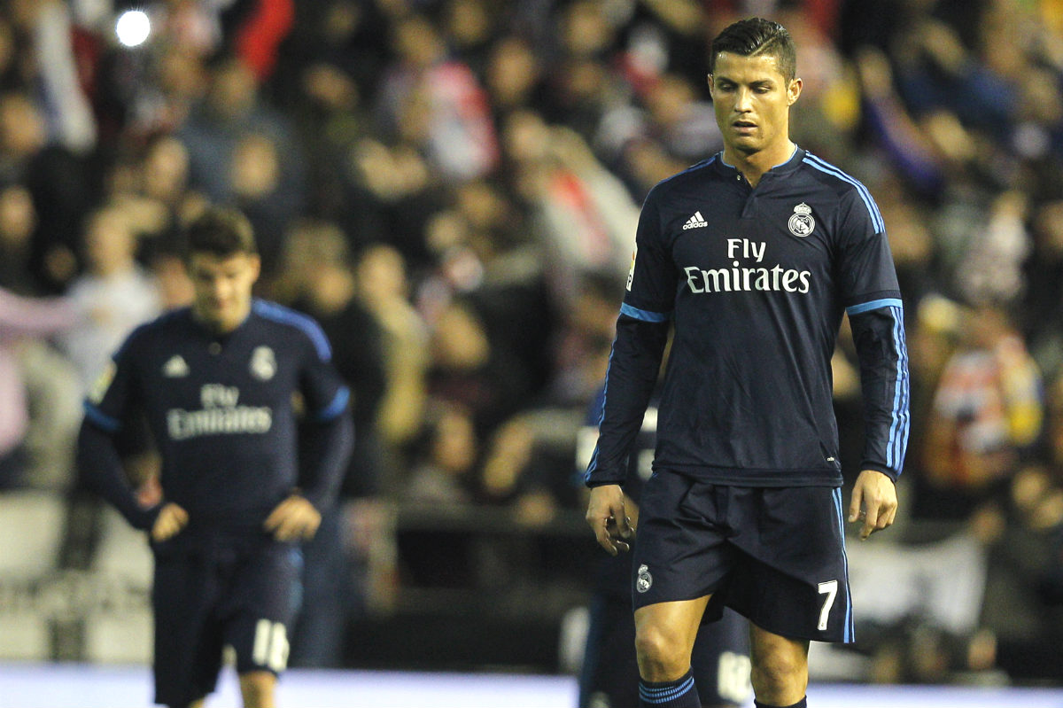 Cristiano Ronaldo, con gesto abatido después de encajar un gol. (AFP)