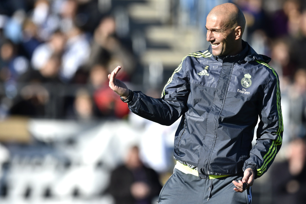 Zidane dirigiendo su primer entrenamiento con el Real Madrid. (AFP)