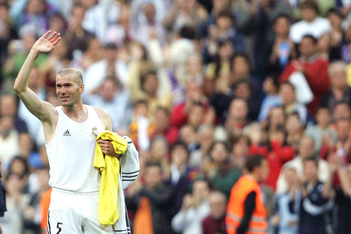Zidane llora al despedirse del Bernabéu el 7 de mayo de 2005. (AFP)