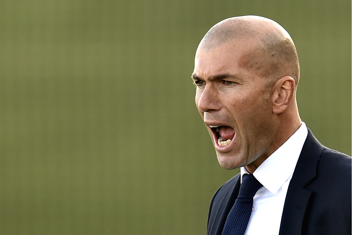 Zinedine Zidane grita a sus jugadores en un partido con el Castilla. (Getty)