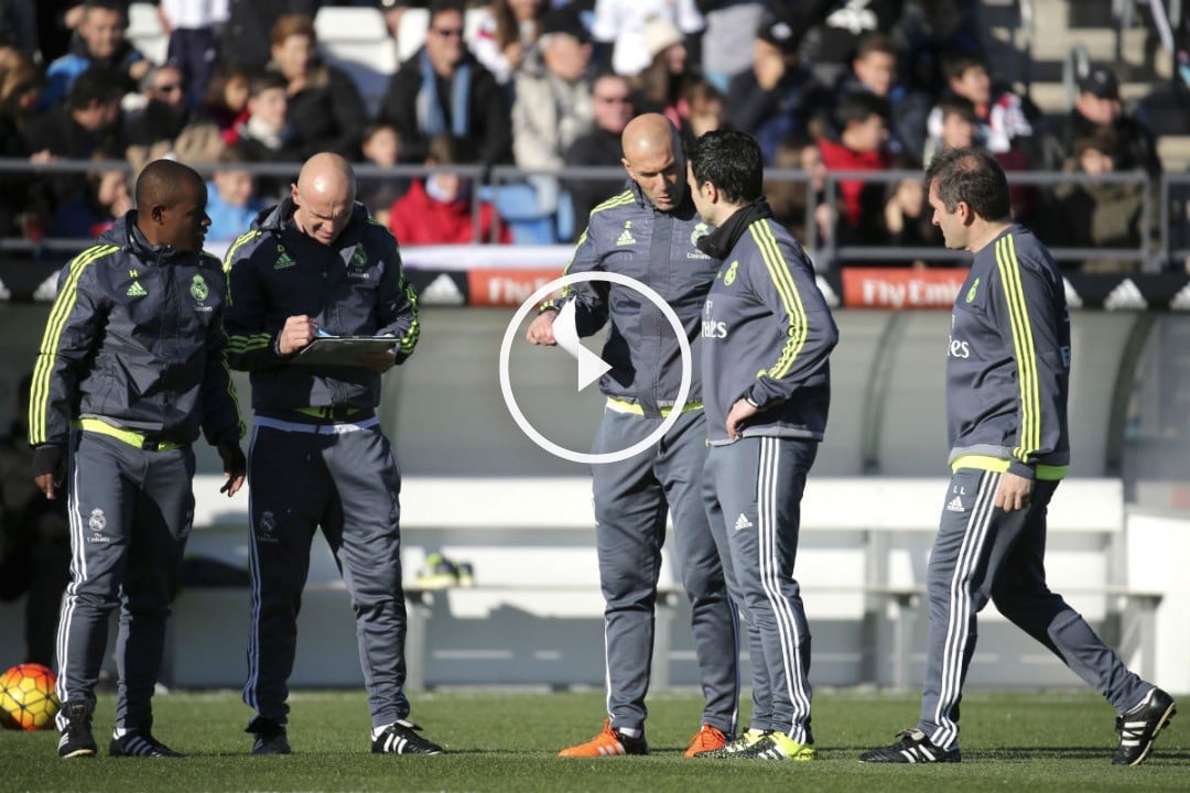 Zidane, junto a sus ayudantes en su primer entrenamiento. (EFE)