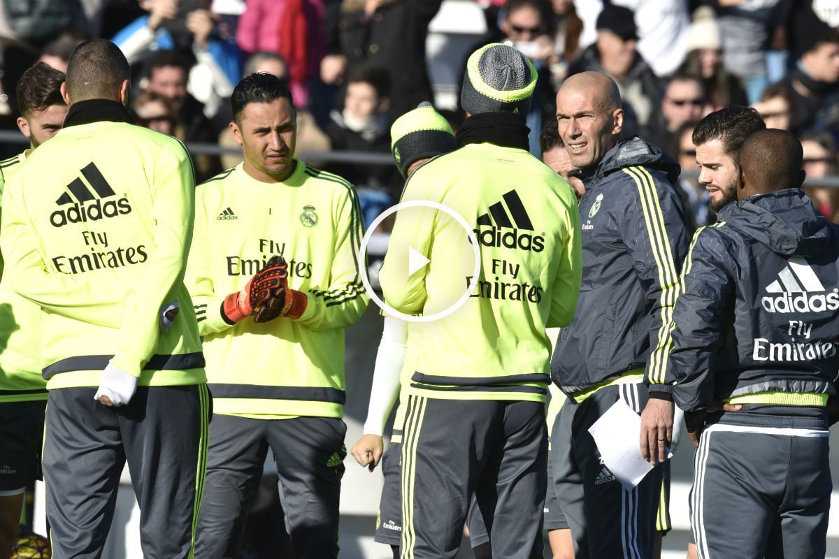 Zidane dialoga con los jugadores en su primer entrenamiento. (AFP)