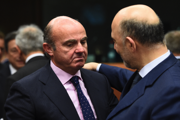 De Guindos en Bruselas con el comisario francés Moscovici responsable de las cuentas de los 28. (Foto: AFP)