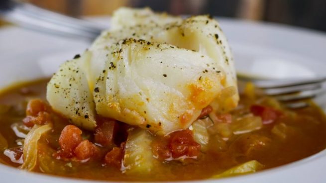 Skrei al horno con tomate y ajo