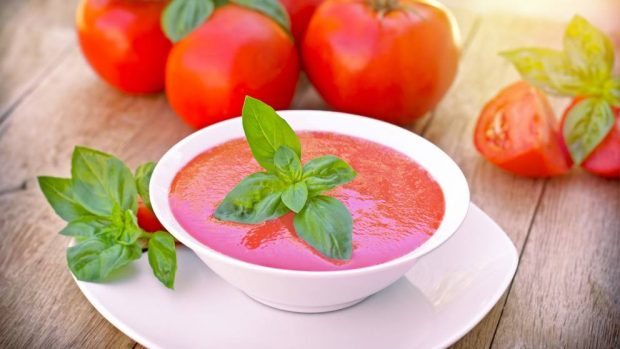 Sopa de tomate y hierbas aromáticas