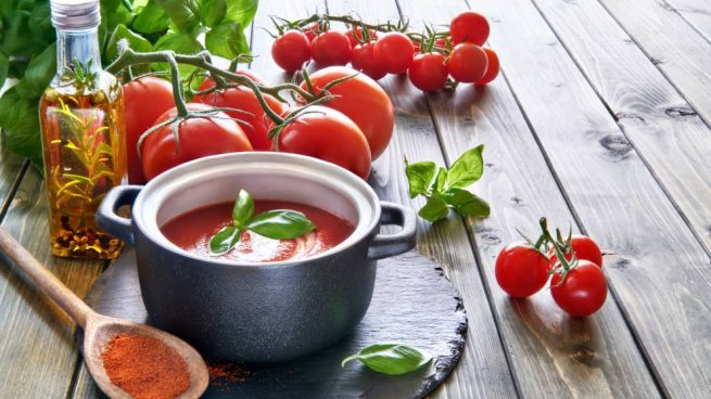 Sopa de tomate y hierbas aromáticas