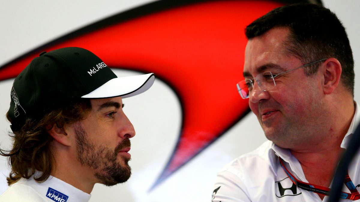 Alonso dialoga con Eric Boullier, director deportivo de McLaren. (Getty)