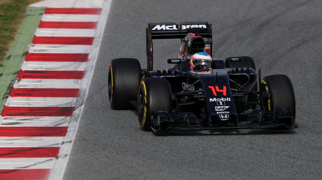 Fernando Alonso subido al MP4-31 durante los test en Barcelona (Getty)